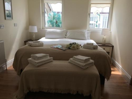 sypialnia z dużym łóżkiem z ręcznikami w obiekcie Ard Cashel, Barrack Brae w mieście Dungloe