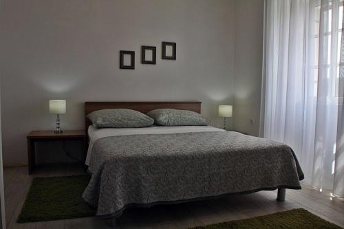 Llit o llits en una habitació de Mala kuća za veliki odmor
