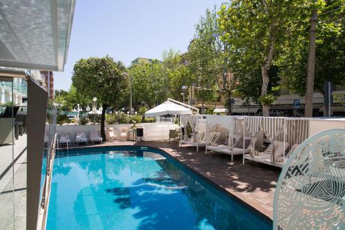 Bazén v ubytování Best Western Maison B Hotel nebo v jeho okolí