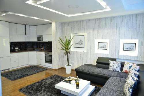 a living room with a couch and a table at Apartman Centar in Brčko