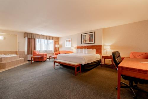 Postel nebo postele na pokoji v ubytování Hotel Kelowna & Conference Centre