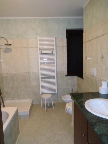 a bathroom with a sink and a toilet and a tub at b&b Casa Regina in Stroncone