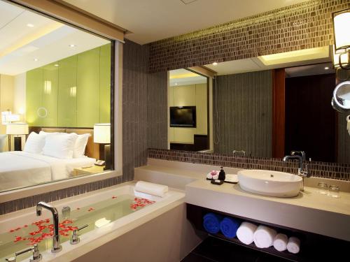 Ett badrum på Graceland Khaolak Beach Resort- SHA Extra Plus