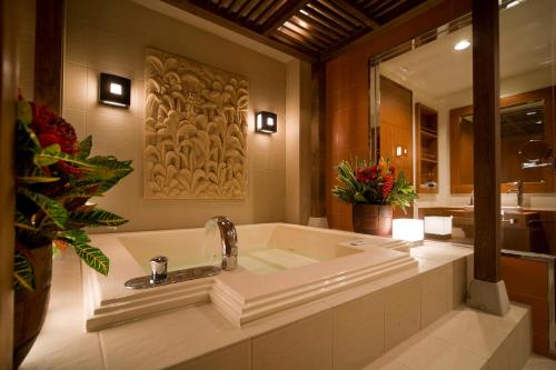 een badkamer met een ligbad en een wastafel bij HOTEL KSEA (Adult Only) in Matsudo