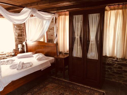 Ein Bett oder Betten in einem Zimmer der Unterkunft Akontisma