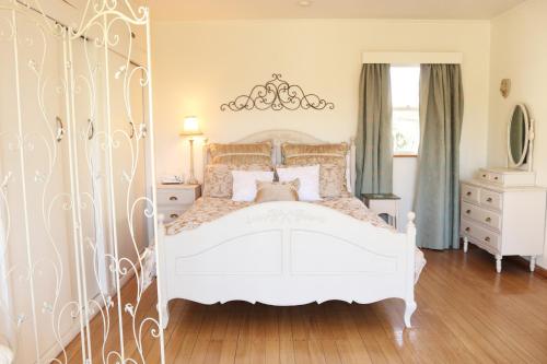 a bedroom with a white bed with a metal headboard at Room for Two in Richmond