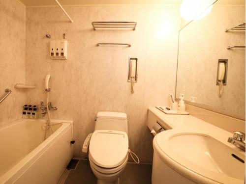 een badkamer met een wit toilet en een wastafel bij Hotel Tetora Otsu Kyoto in Otsu
