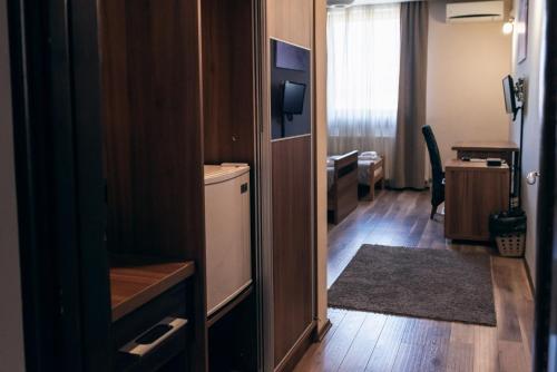 a small room with a door to a room with a desk at Hotel Euforia Lounge in Šabac