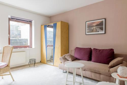 ein Wohnzimmer mit einem Sofa und einem Tisch in der Unterkunft Private Apartment in Hannover