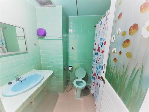 een badkamer met een wastafel, een toilet en een douche bij Singapore Hotel in Hat Yai