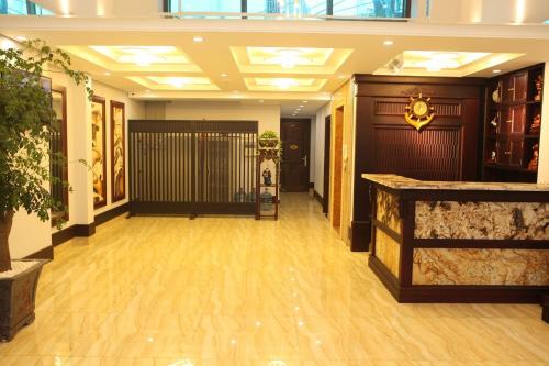 een hal met een lobby met houten vloeren en een deur bij Hanoi Monaco Building 801 in Hanoi