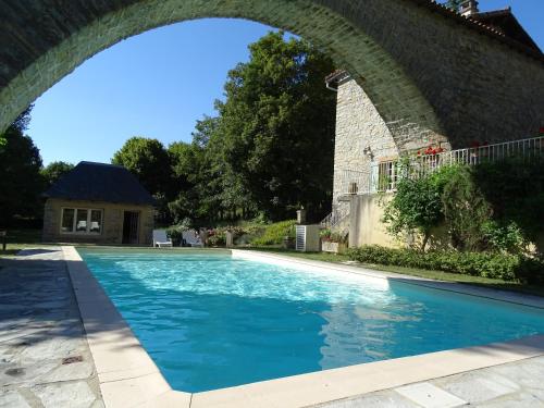 Bazén v ubytování Les Tilleuls nebo v jeho okolí