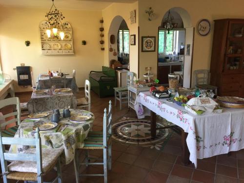 a kitchen and living room with a table and chairs at B&B Casa Franca in Postiglione