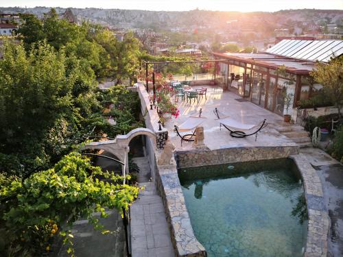 een uitzicht over een zwembad in een resort bij Roc Of Cappadocia in Goreme