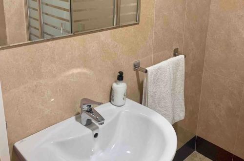 lavabo blanco en el baño con espejo en Apartamento Felisa en Arcos de la Frontera