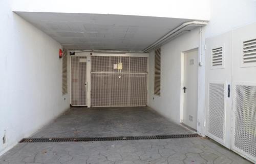 ロザスにあるGelijkvloers appartement Port Marinaの空車のガレージ(ドア、通路付)