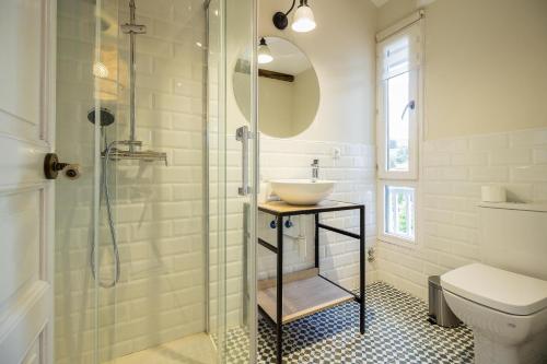 a bathroom with a sink and a shower at Hostal Lierganes Fluviarium Rooms in Liérganes