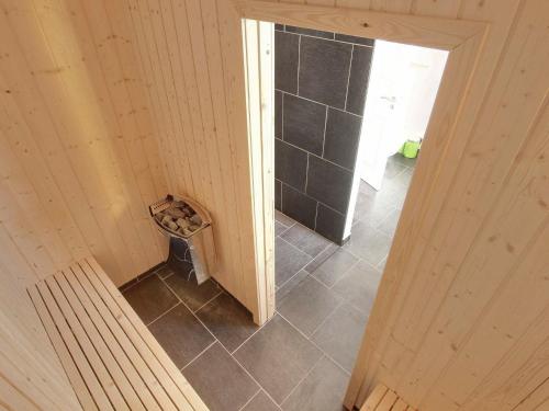 vistas a un baño con ducha en Five-Bedroom Holiday home in Blåvand 22, en Blåvand