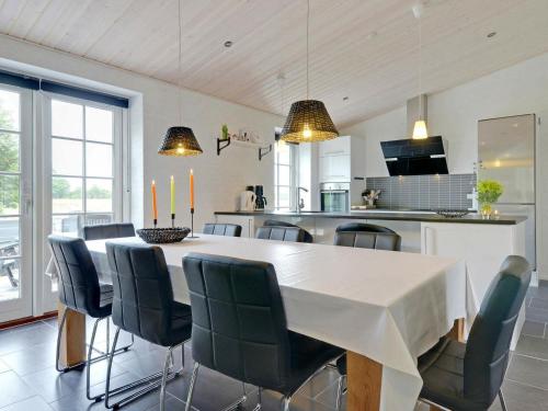 O bucătărie sau chicinetă la 10 person holiday home in Bl vand