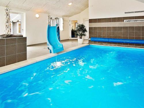 - une piscine avec un toboggan bleu dans l'établissement 20 person holiday home in Hasselberg, à Kappeln