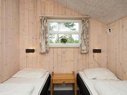 two beds in a room with a window at Holiday home Rømø XXVIII in Rømø Kirkeby