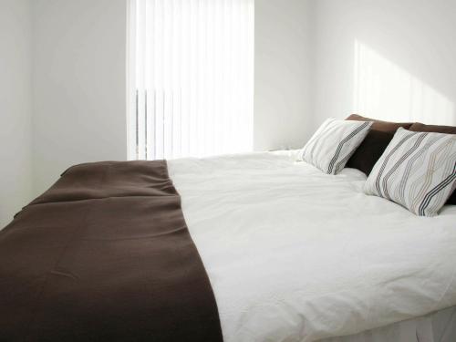 Voodi või voodid majutusasutuse Five-Bedroom Holiday home in Løkken 3 toas