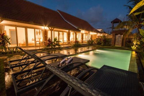 Bazén v ubytování Devan Guest House Canggu nebo v jeho okolí