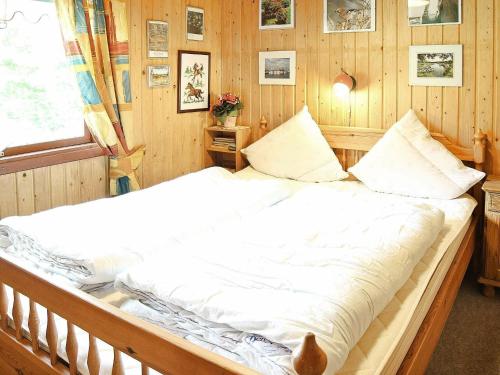 een groot wit bed in een kamer met een raam bij Two-Bedroom Holiday home in Ulfborg 4 in Sønder Nissum