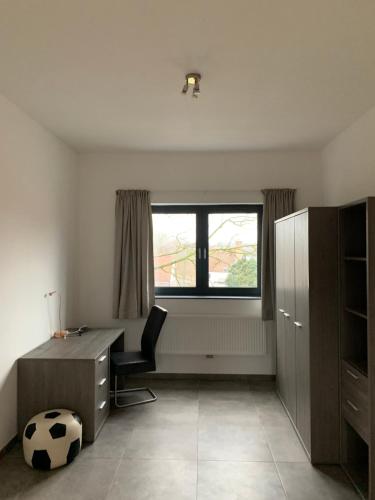 an office with a desk and a chair and a window at Résidence la floraison in Brussels