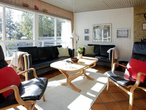 フルシグにある6 person holiday home in Skagenのリビングルーム(ソファ、テーブル、椅子付)
