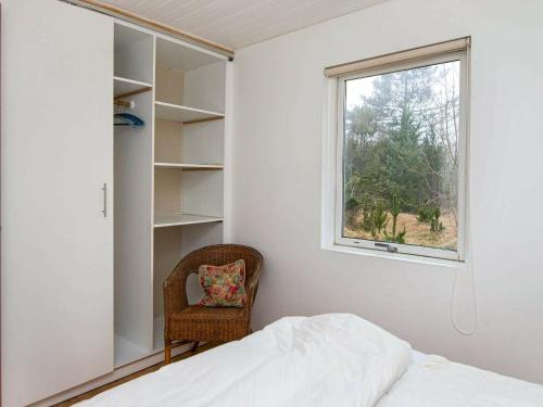 MølbyにあるHoliday home Rømø XVIIIのベッドルーム1室(ベッド1台、窓、椅子付)