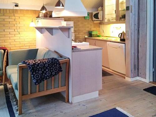 uma pequena cozinha com um balcão e uma mesa em 4 person holiday home in Askeby em Askeby
