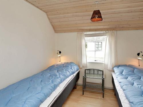 ホにあるTwo-Bedroom Holiday home in Blåvand 28の窓付きの部屋 ベッド2台