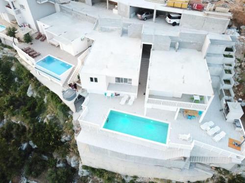 eine Luftansicht eines Hauses mit Pool in der Unterkunft Elona Apartments in Čelina