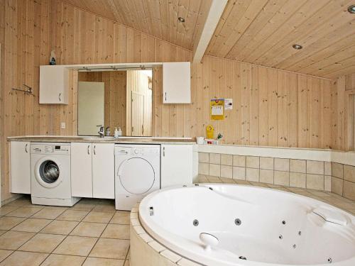 Kylpyhuone majoituspaikassa 8 person holiday home in Bindslev