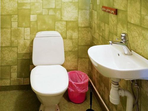 Ένα μπάνιο στο Five-Bedroom Holiday home in Hova 2