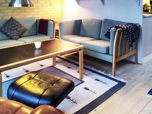 Sala de estar con sofás y mesa de centro en 4 person holiday home in Askeby en Askeby