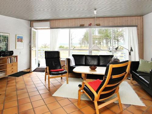 フルシグにある6 person holiday home in Skagenのリビングルーム(テーブル、椅子、ソファ付)