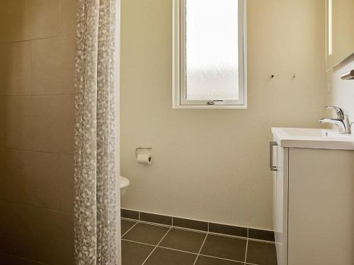 ein Bad mit einem Duschvorhang und einem Waschbecken in der Unterkunft Eight-Bedroom Holiday home in Frederiksværk in Melby