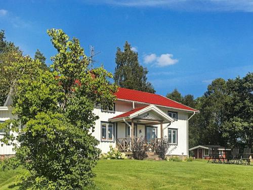 Burserydにある6 person holiday home in H CKSVIKの緑地の赤屋根白屋
