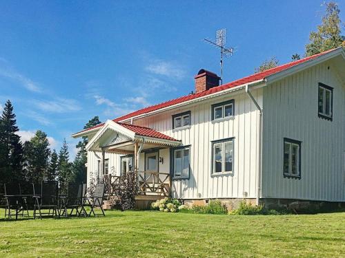 Burserydにある6 person holiday home in H CKSVIKの赤屋根の大白屋敷