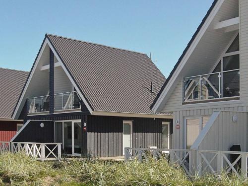 une maison avec un toit noir et gris dans l'établissement 4 person holiday home in Wendtorf, à Wendtorf