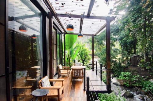 Taman di luar Voraman Hut