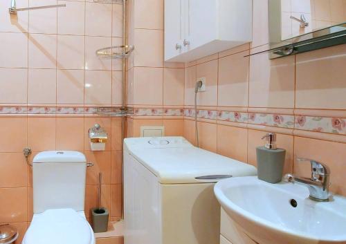 a small bathroom with a toilet and a sink at Apartament TwojaNoc in Mielec