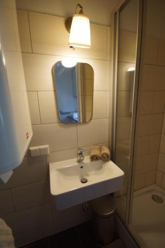 uma casa de banho com um lavatório e um espelho em Vacationhome in the vineyards em Viena