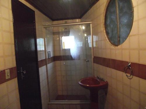 テレゾポリスにあるCasa Aconchegante em Teresópolis (Granja Comary)のバスルーム(シャワー、シンク、鏡付)