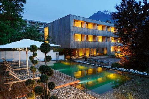 un edificio con piscina frente a él en Hotel Hinteregger en Matrei in Osttirol