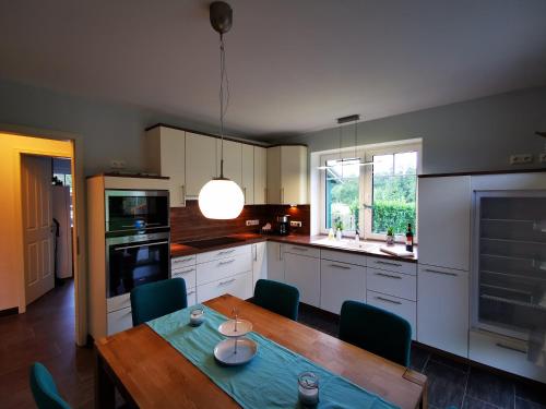 a kitchen with a table and chairs and a dining room at Traumhaftes Ferienhaus an der Nordseeküste in Otterndorf