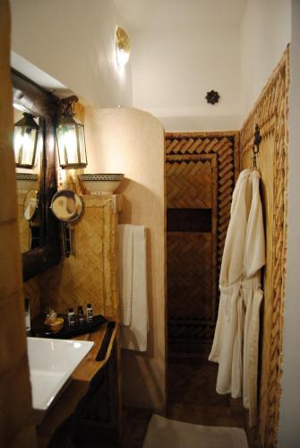 La salle de bains est pourvue d'un lavabo et de toilettes. dans l'établissement Auberge Chez Pierre, à Boumalne