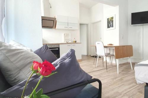 uma sala de estar com um sofá e uma mesa em H-Apartment 2 em Triberg